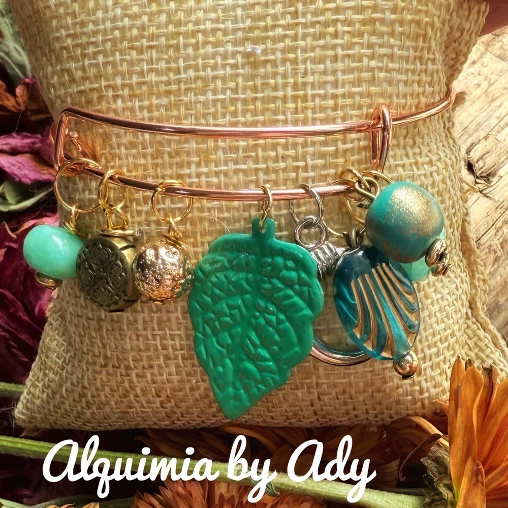Alquimia Gold and Green aventurine Charm Bracelet